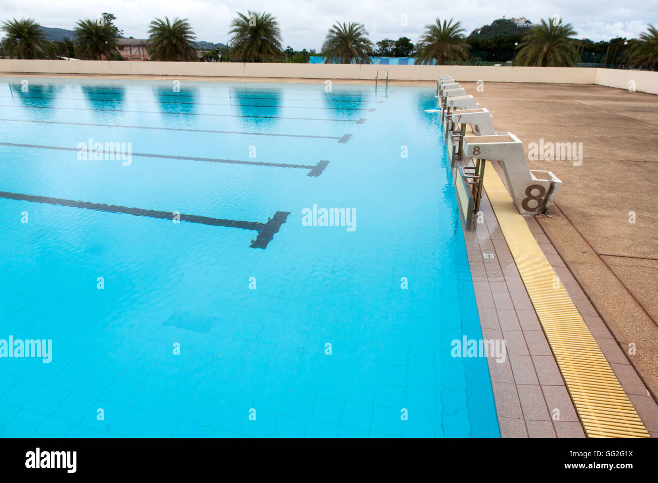 L'eau bleu piscine à vagues reflète avec la lumière du soleil , blue tile ceramic de natation course et sports d'eau. Banque D'Images