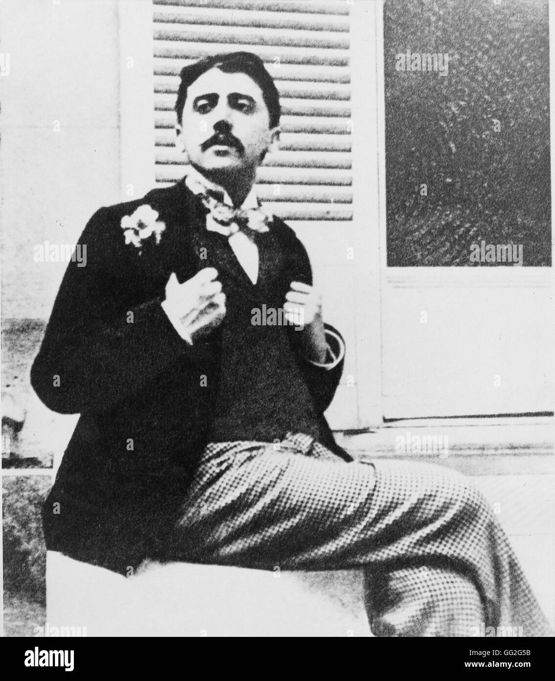 L'auteur français Marcel Proust dans le jardin de la musique française compositeur Reynaldo Hahn. Photographie prise en 1905 Banque D'Images