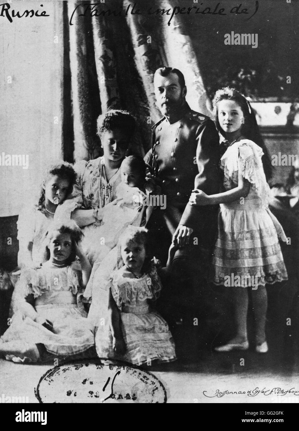 Le Tsar Nicholas II, la tsarine et leurs cinq enfants en 1905. Il pose avec son nouveau fils né Alexei, son épouse Alexandra Feodorovna et ses quatre filles Olga, Tatiana, Maria et Anastasia. Février 1905 Photo prise par Boissonnas et Eggler Banque D'Images