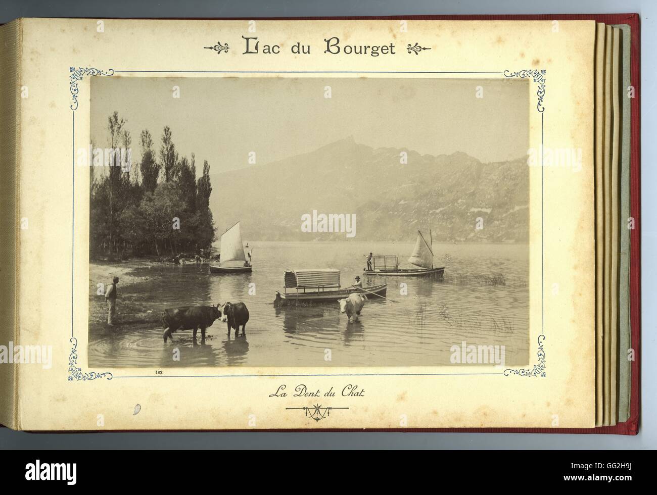 Environs de la ville de Aix-les-Bains : vue sur la Dent du Chat du Lac du Bourget Album avec 12 photographies de Aix-les-Bains fin du xixe siècle, la moitié de l'album Octavo galuchat rouge Banque D'Images