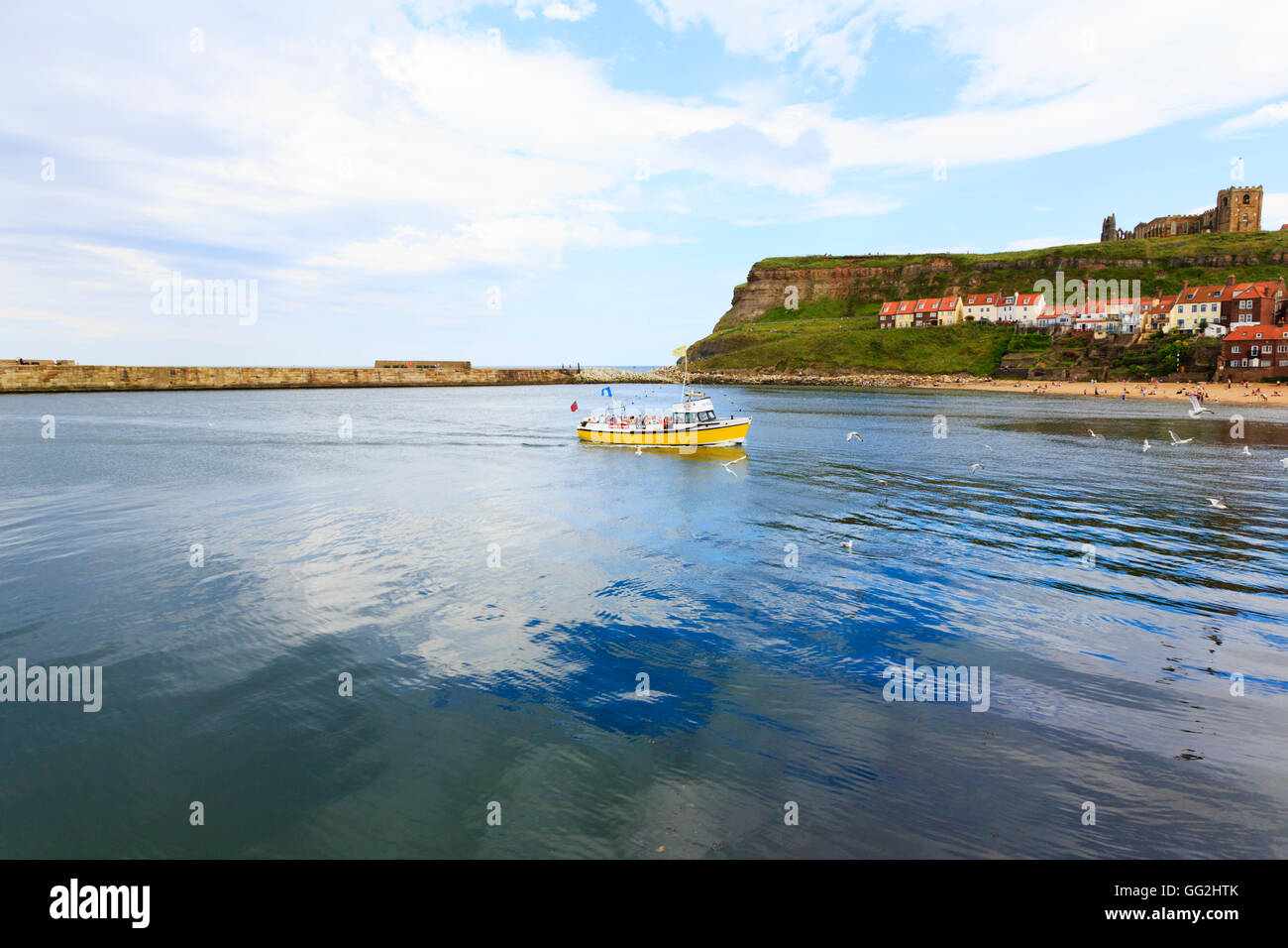 Pleasue bateau transportant day trippers retourne à Whitby, North Yorkshire, Angleterre Banque D'Images