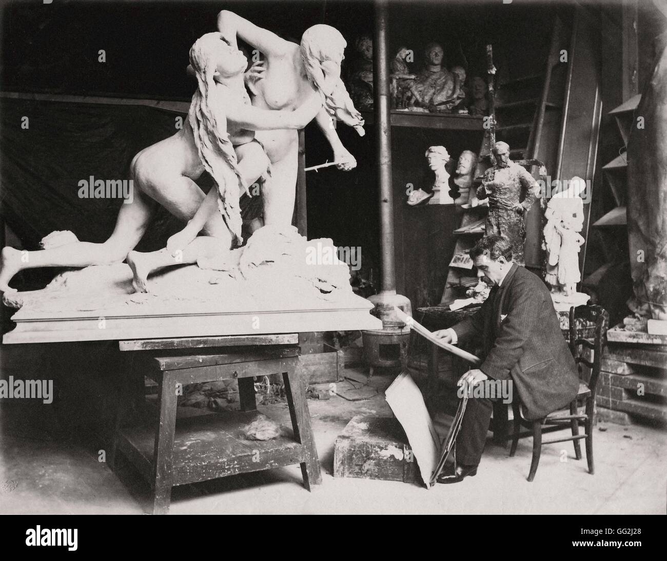 Peintre et sculpteur Alexandre Falguière dans son studio à Paris en 1886, en face de son plâtre sculpture 'Le Combat du Bacchantes', réalisé la même année et est maintenant dans le Musée des beaux-arts de Calais, France. L'albumine Banque D'Images