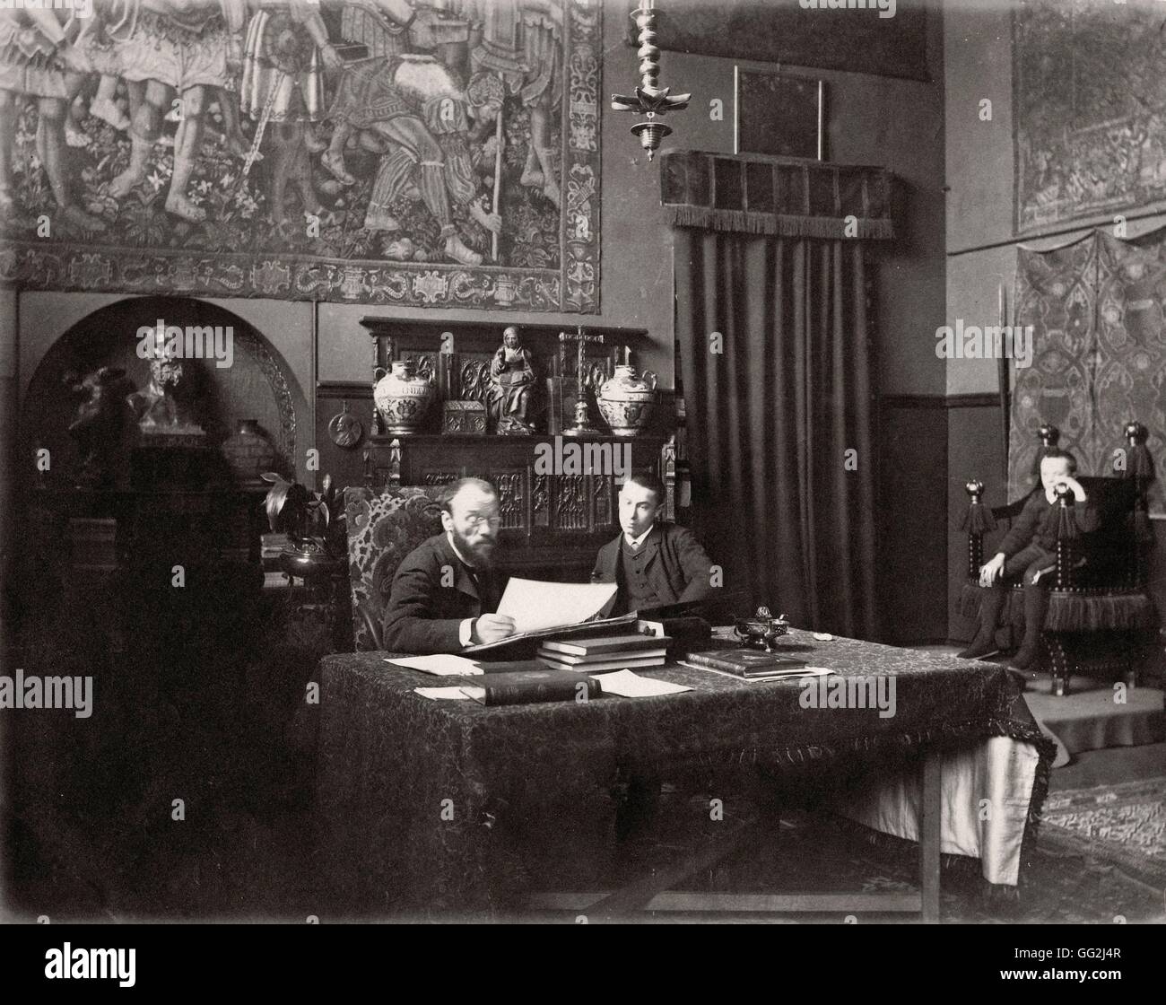 Peintre et sculpteur français Jean-Paul Laurens dans son studio.  Photographie par Edmond Bénard c.1885. L'albumine Photo Stock - Alamy