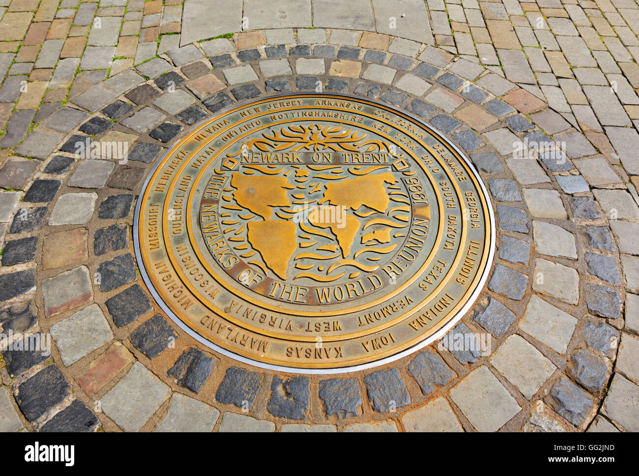 Ensemble plaque de cuivre dans la place du marché de Newark on Trent, en Angleterre, en montrant les autres villes dans le monde entier partagent le même nom Banque D'Images