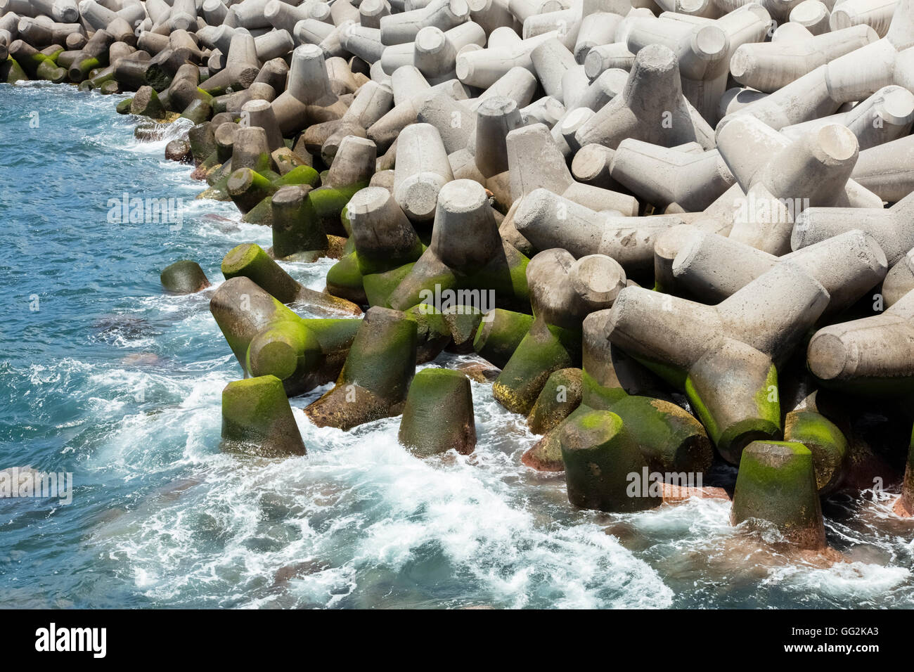 Les tétrapodes de béton massif forme un brise-lames Banque D'Images