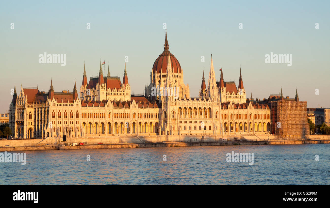 Le parlement hongrois le long de la Danube à Budapest. Banque D'Images