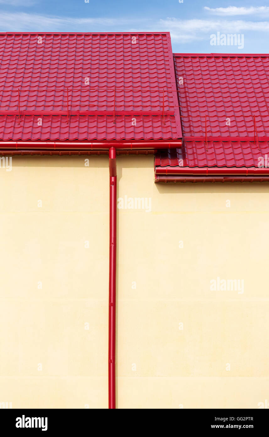 Nouveau toit en tuiles rouges de nouvelle maison avec système de gouttière Banque D'Images