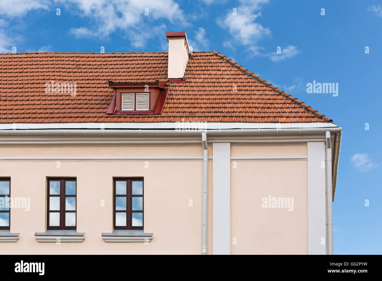 Cheminée et ses lucarnes sur le toit de la vieille maison d'habitation Banque D'Images