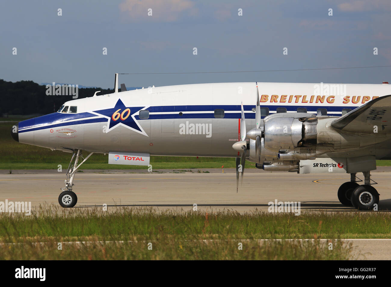 Genève/Suisse 5 Août 2015 : Un des plus vieux avions Douglas DC-3 Breitling de Dakota taxant à décoller à l'aéroport de Genève. Banque D'Images