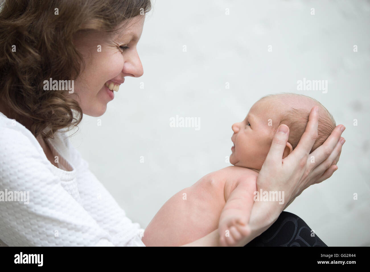Jeune Mere Holding Newborn Cute Babe Heureux Bebe Du Premier Sourire Joyeuse Maman Et Nouveau Ne Jouer Ensemble Photo Stock Alamy