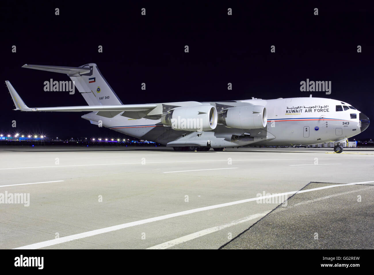 Stuttgart/Allemagne 12 Mars 2015 : Kuwait Air Force Boeing C-17A Globemaster III à l'aéroport de Stuttgart. Banque D'Images Stuttgart/Allemagne 12 Mars 2015 : Kuwait Air Force Boeing C-17A Globemaster III à l'aéroport de Stuttgart. Banque D'Images