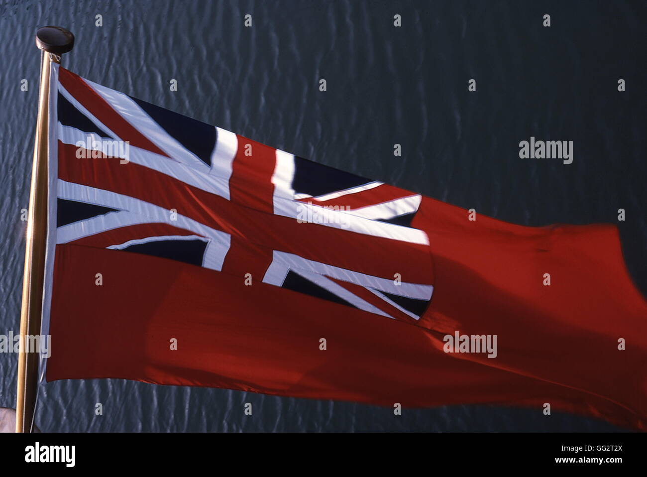 AJAXNETPHOTO. En mer. Navire marchand - FLAG - RED ENSIGN DE LA MARINE MARCHANDE BRITANNIQUE. PHOTO:JONATHAN EASTLAND/AJAX REF:920784 Banque D'Images
