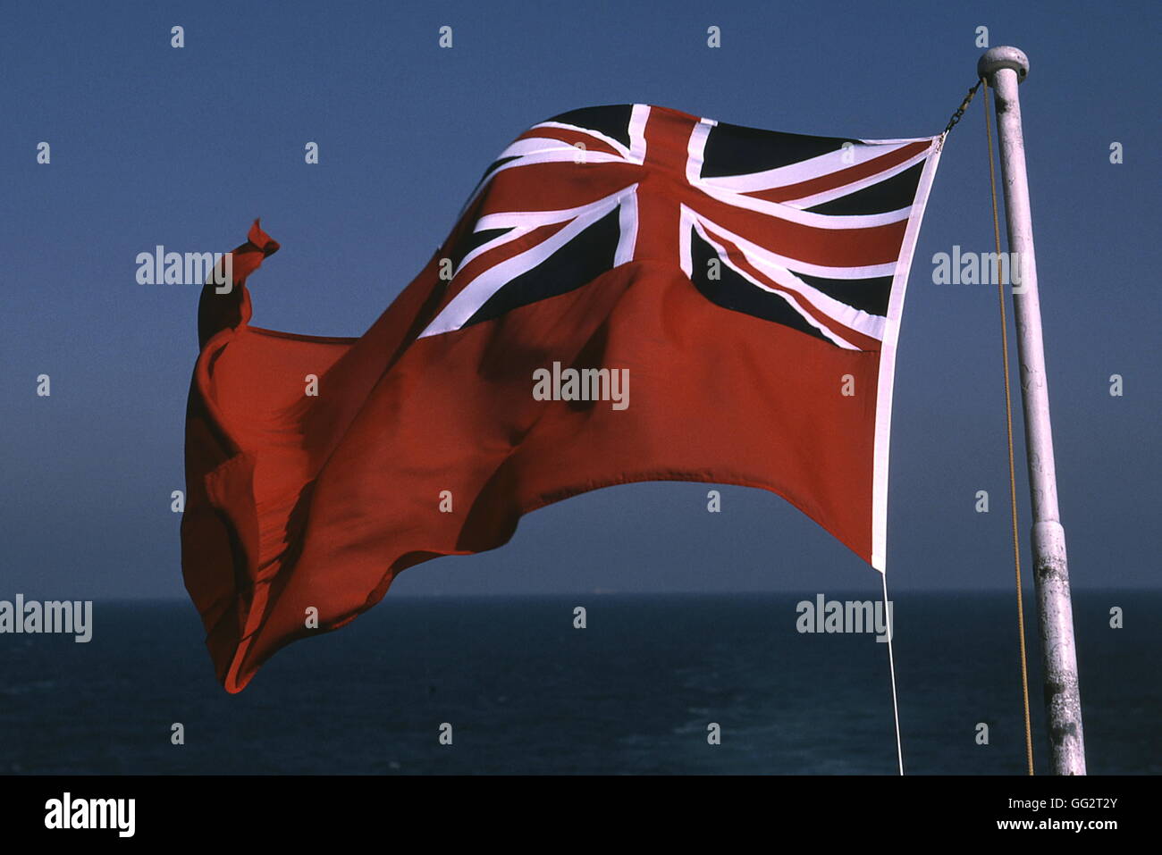 AJAXNETPHOTO. En mer. Navire marchand - FLAG - RED ENSIGN DE LA MARINE MARCHANDE BRITANNIQUE. PHOTO:JONATHAN EASTLAND/AJAX REF : 960422 Banque D'Images