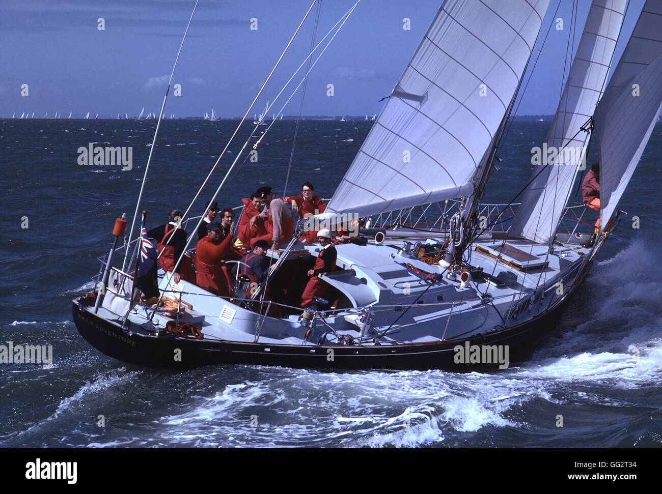 AJAXNETPHOTO. 1973. COWES, en Angleterre. - FASTNET RACE - DÉBUT DE LA FORMATION DE LA MARINE ROYALE À L'aventure. Le camper & NICHOLSON C&N 55 EST UNE RACE WHITBREAD ENTRÉE. photo:JONATHAN EASTLAND/AJAX REF:300475 Banque D'Images