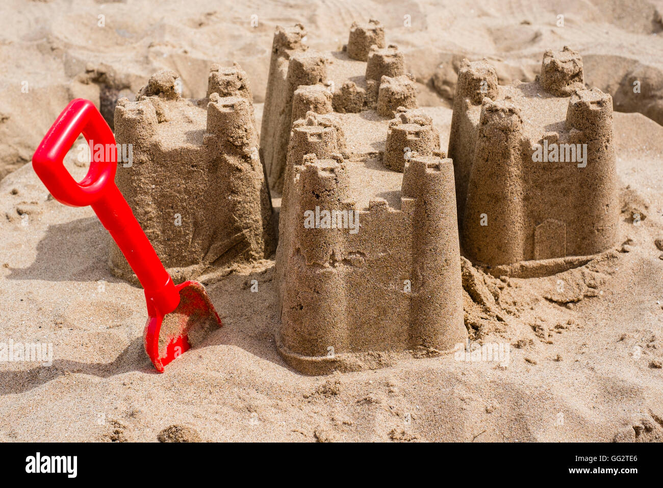 Châteaux de sable et un chat sur la plage dans Haverigg, Cumbria Banque D'Images