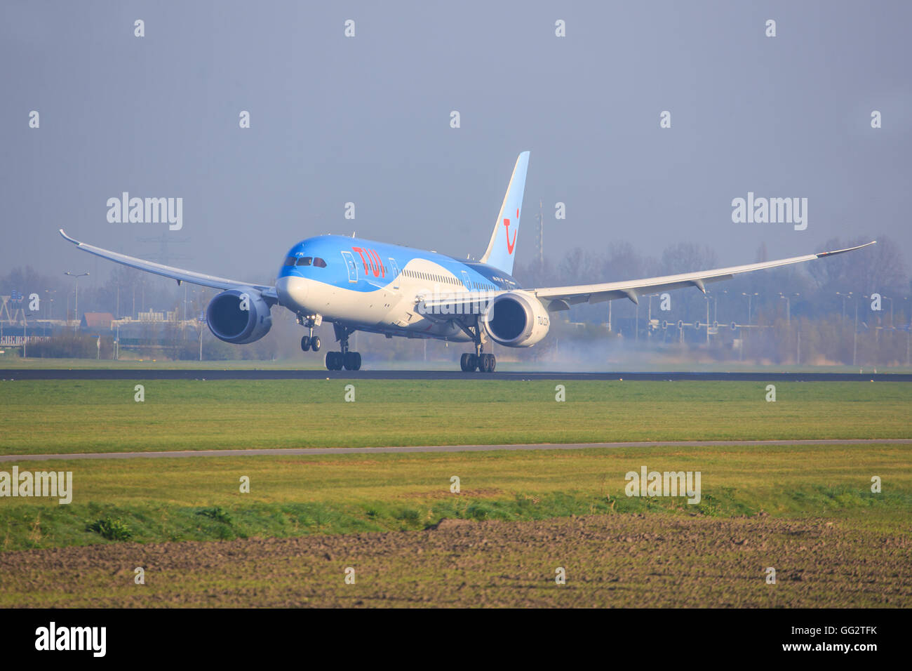 Amsterdam/Netherland 9 Avril 2016 : le Boeing 787 de TUI l'imposition à l'aéroport d'Amsterdam Banque D'Images