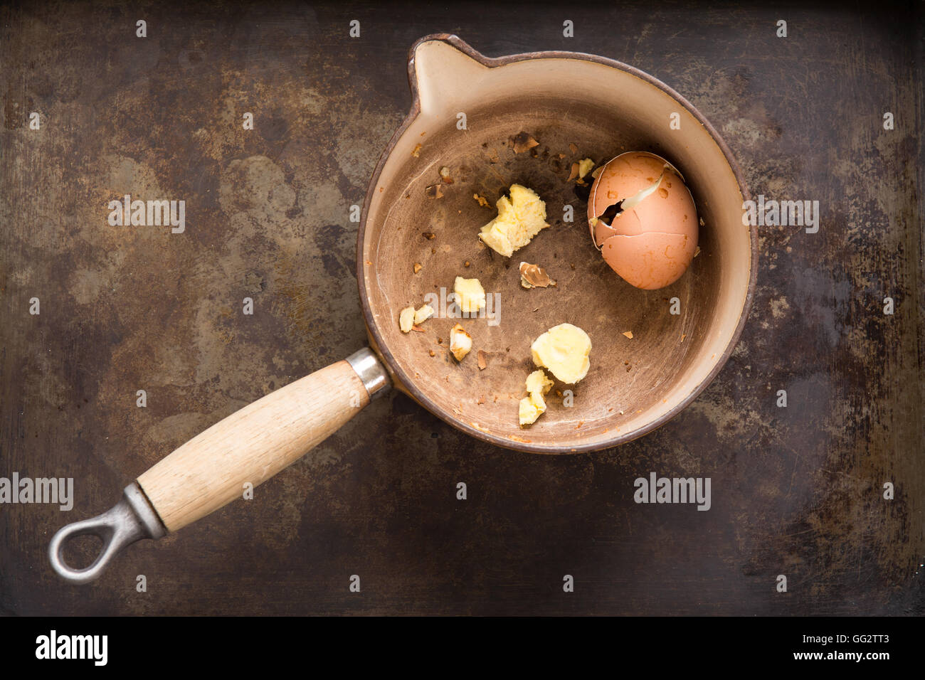 Une vue éclatée d'oeuf dans une casserole qui a été laissé à sécher d'ébullition Banque D'Images