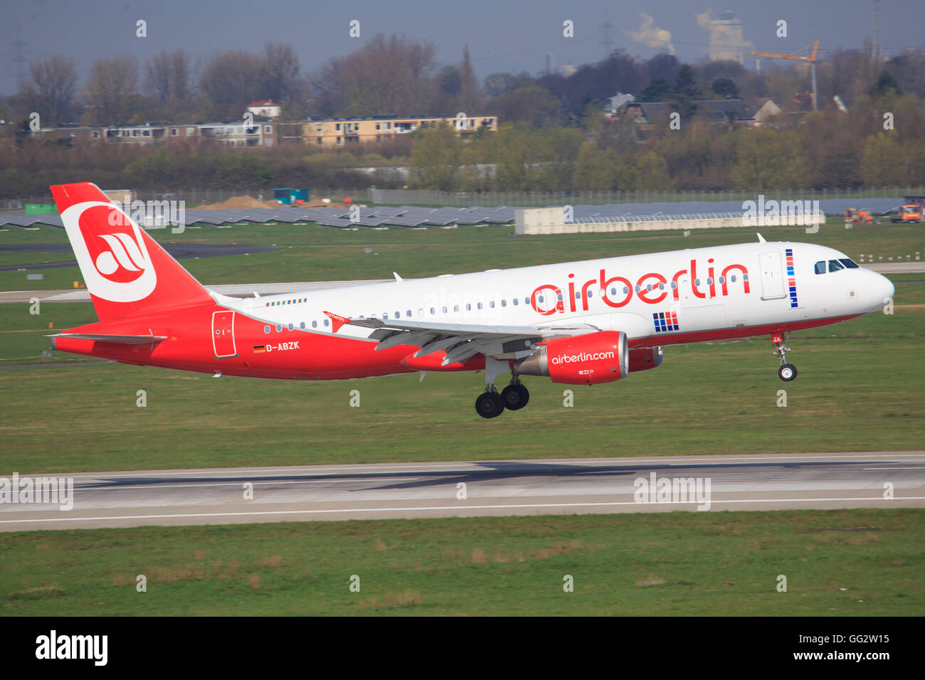 BERLIN, ALLEMAGNE - 17 août 2014 : Air Berlin Airbus A319 arrive à l'Aéroport International de Tegel. Banque D'Images