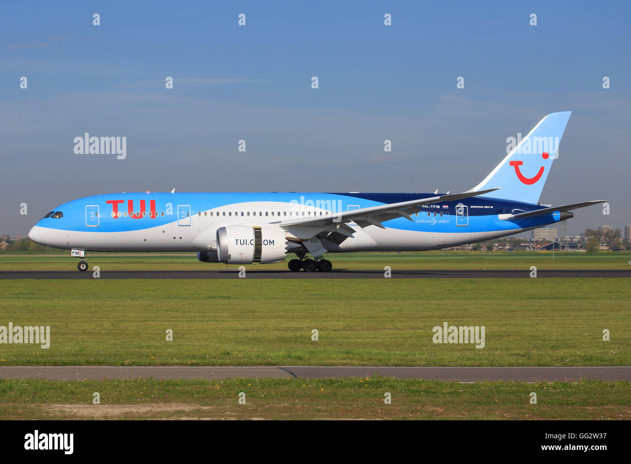 Amsterdam/Netherland 9 Avril 2016 : le Boeing 787 de TUI l'imposition à l'aéroport d'Amsterdam Banque D'Images