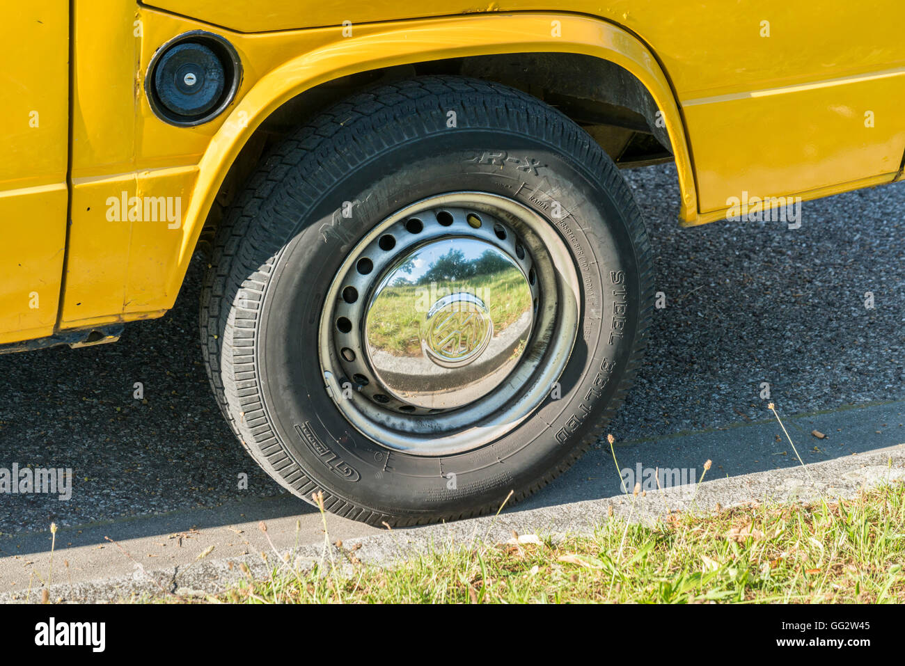 Regensburg, Bavière, Allemagne - le 18 juillet 2016 : La photo montre un gros plan d'un felloe chrome sur un bus VW jaune avec le signe VW Banque D'Images
