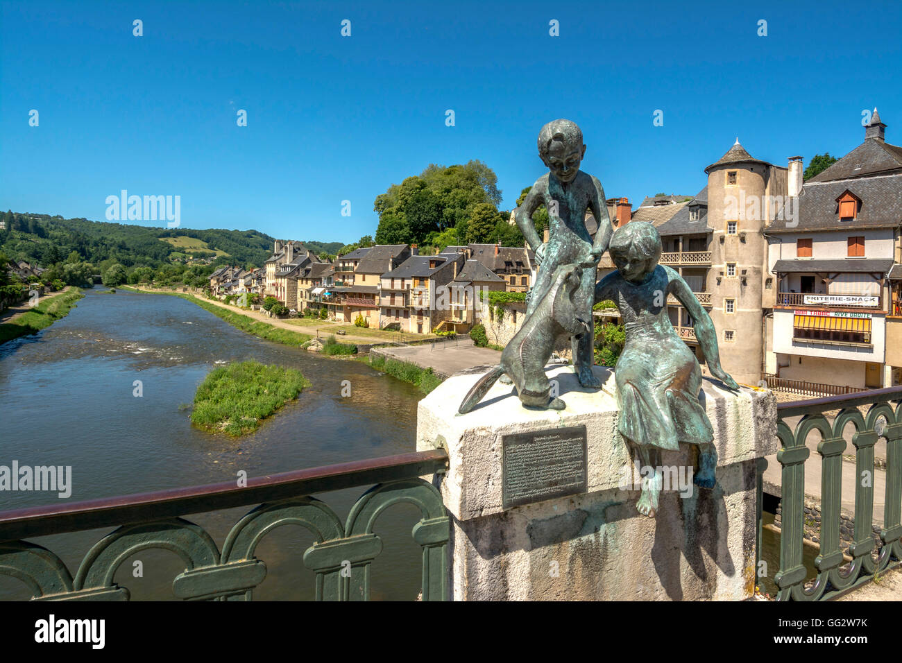 Village de Saint Geniez d'Olt sur la rivière Lot, la statue de marmottes.  L'Aveyron. France Photo Stock - Alamy