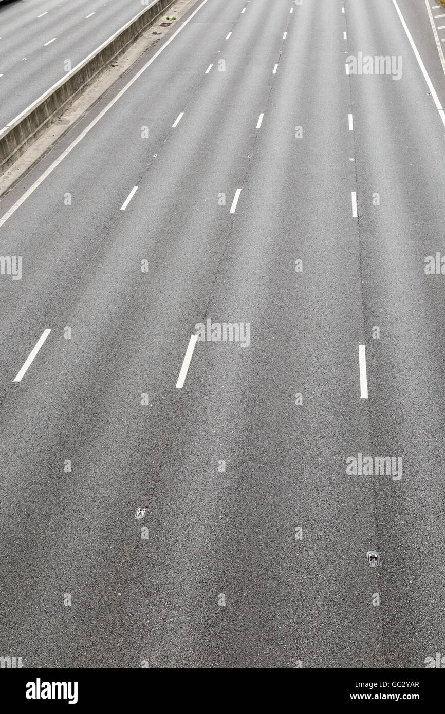 Pas de véhicules sur les 4 voies de la section de l'autoroute M1, à la recherche du Sud. Dans Selston, Nottinghamshire, Banque D'Images