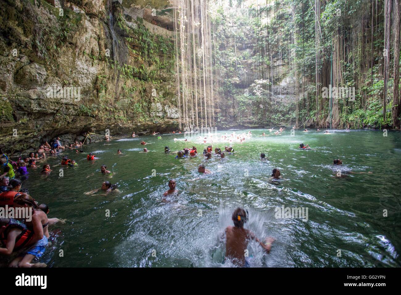 Cenote Ik Kil'est une attraction touristique populaire sinkhole sur la péninsule du Yucatan au Mexique, l'Amérique centrale. Banque D'Images