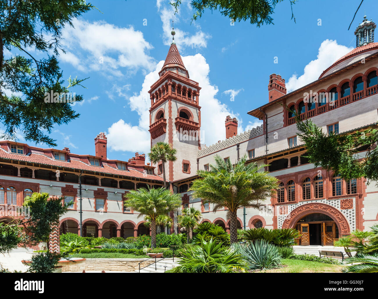 Cour intérieure historique de Flagler College (anciennement l'hôtel Ponce de Leon) à Saint Augustine, Floride, USA. Banque D'Images