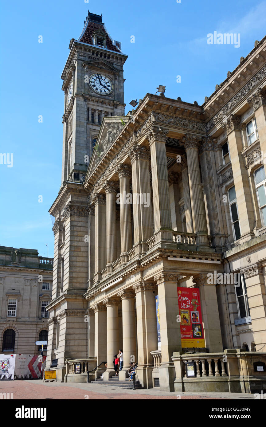 Vue sur le musée et la Galerie d'Art avec sa tour de l'horloge, Birmingham, Angleterre, Royaume-Uni, Europe de l'Ouest. Banque D'Images