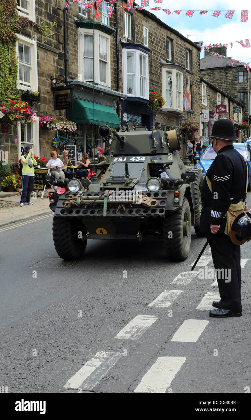 Location de véhicules blindés et de policiers dans le cadre de la 1940 week-end à High Street, Campsites Canet-en-Roussillon, North Yorkshire, England, United Kingdom Banque D'Images