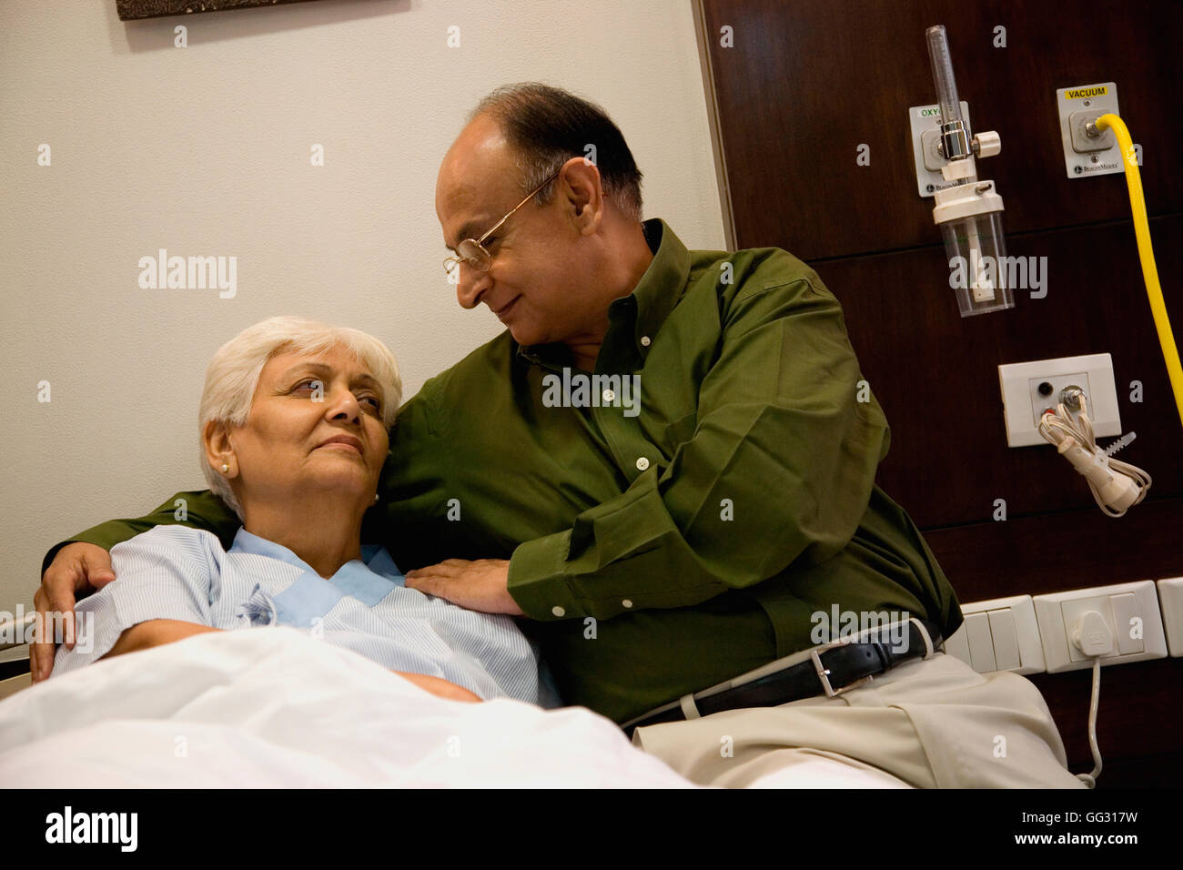 Homme âgé console son épouse Banque D'Images