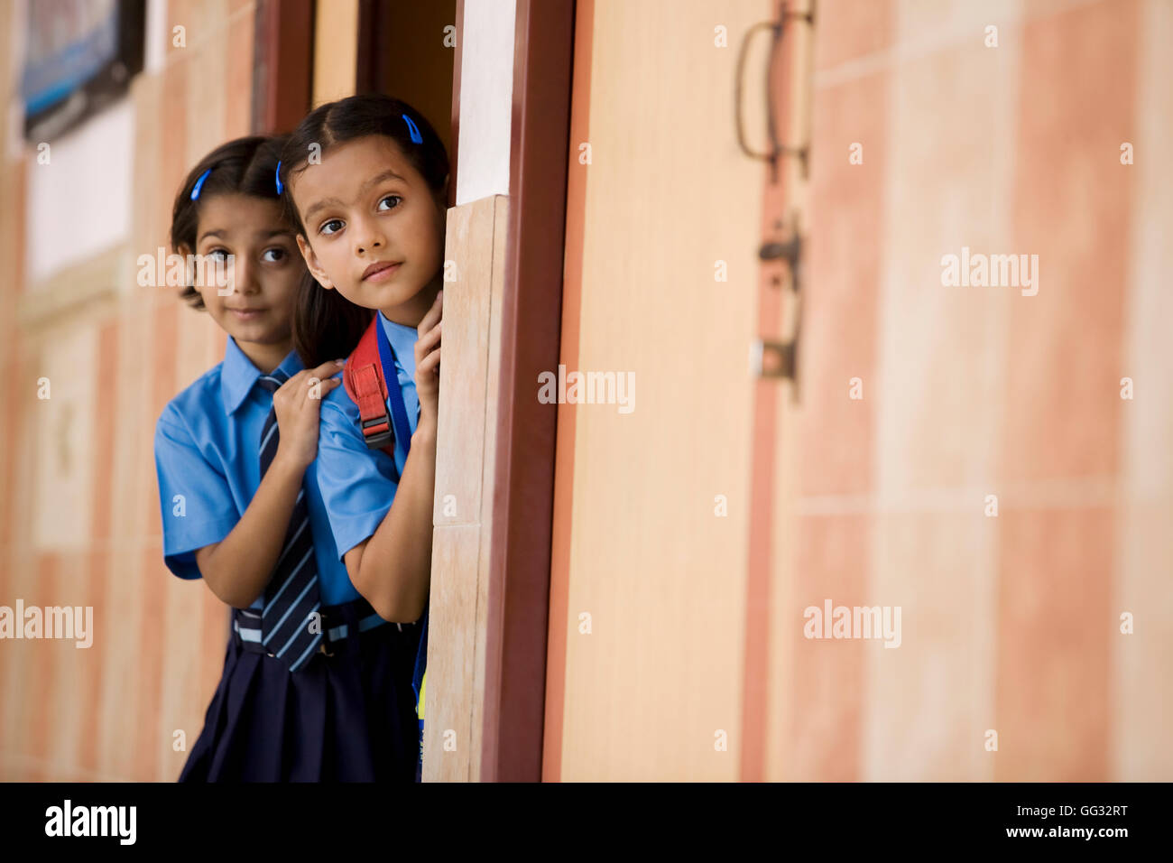 Filles de l'école de bus de classe Banque D'Images