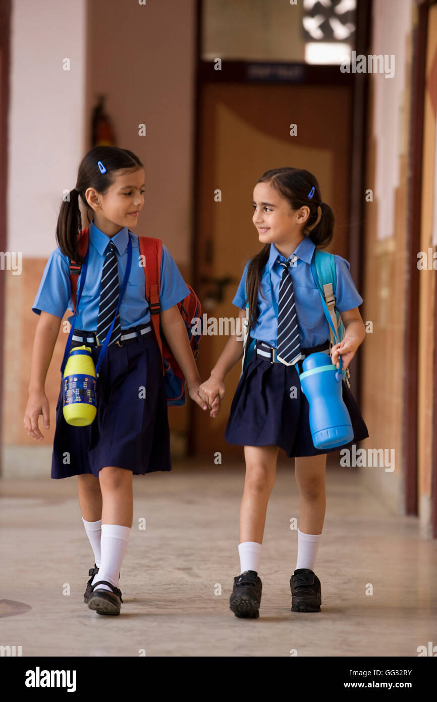 Filles de l'école de marcher ensemble Banque D'Images