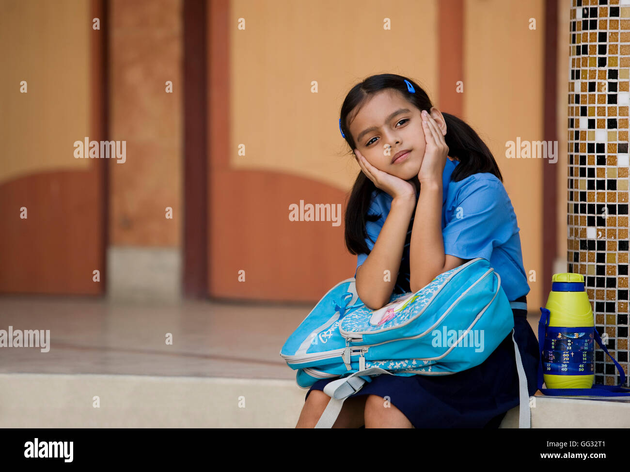 Fille de l'école attendent ! Banque D'Images