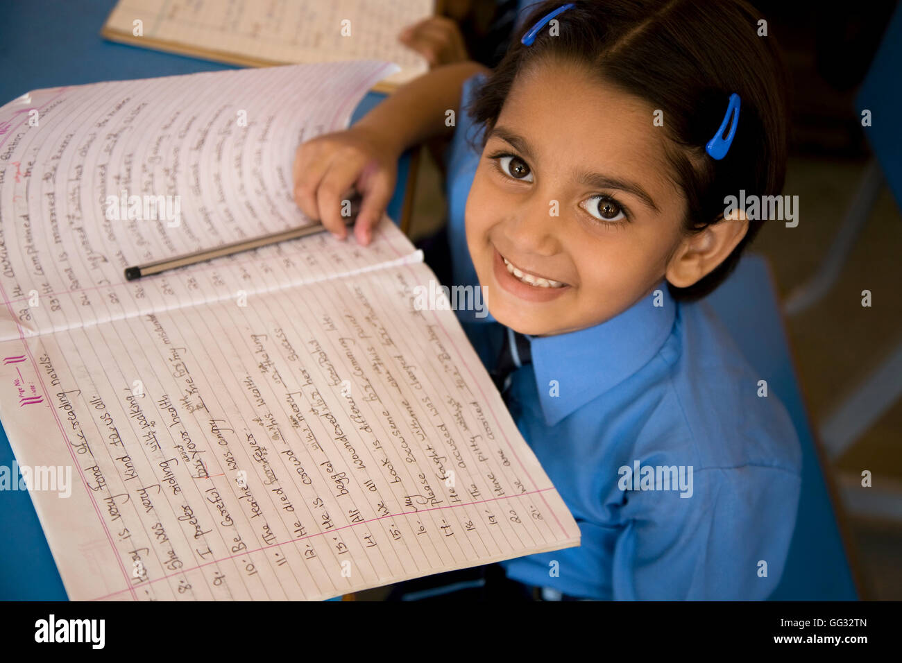 Fille de l'école avec son portable Banque D'Images