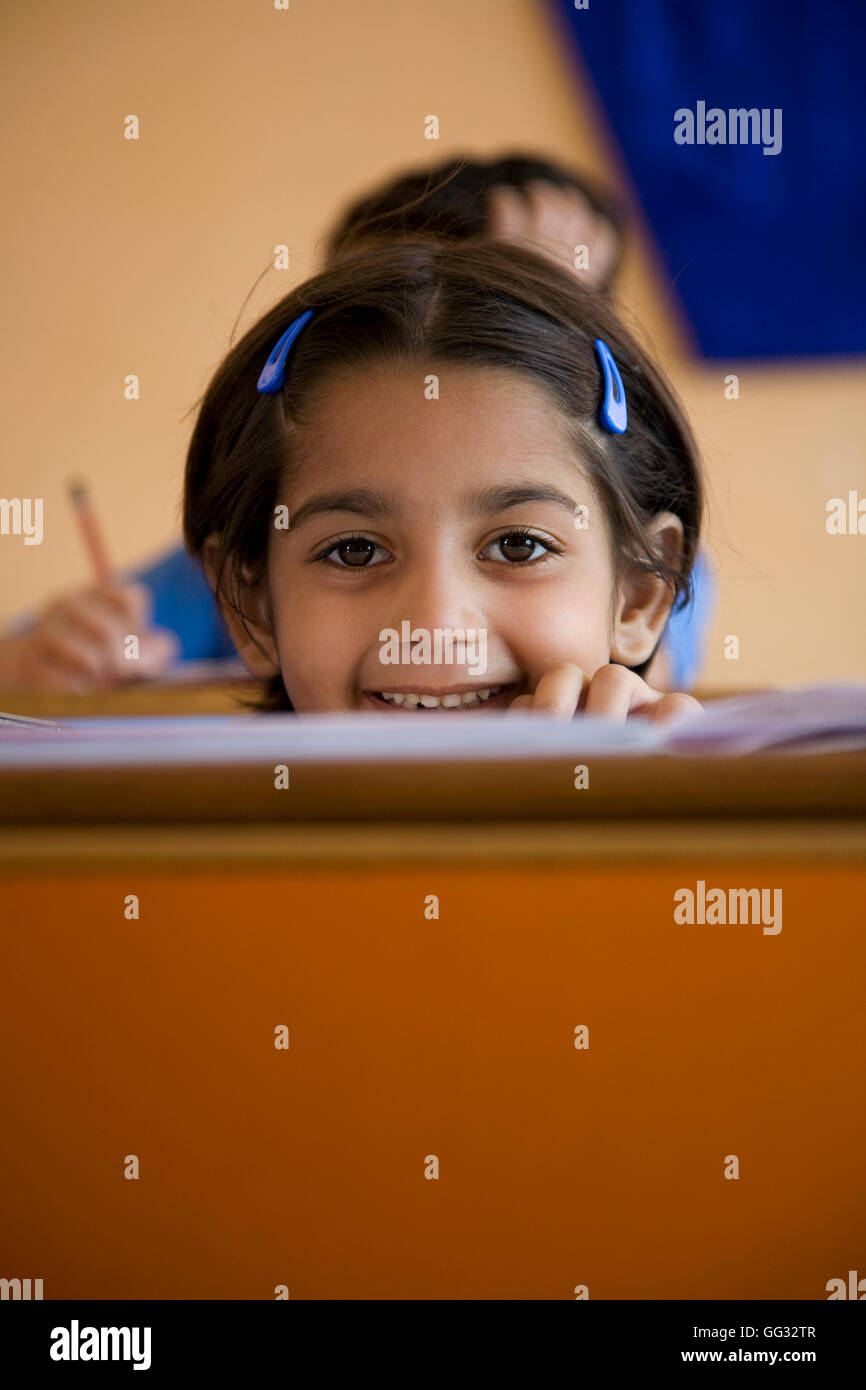 Fille de l'école à son bureau Banque D'Images