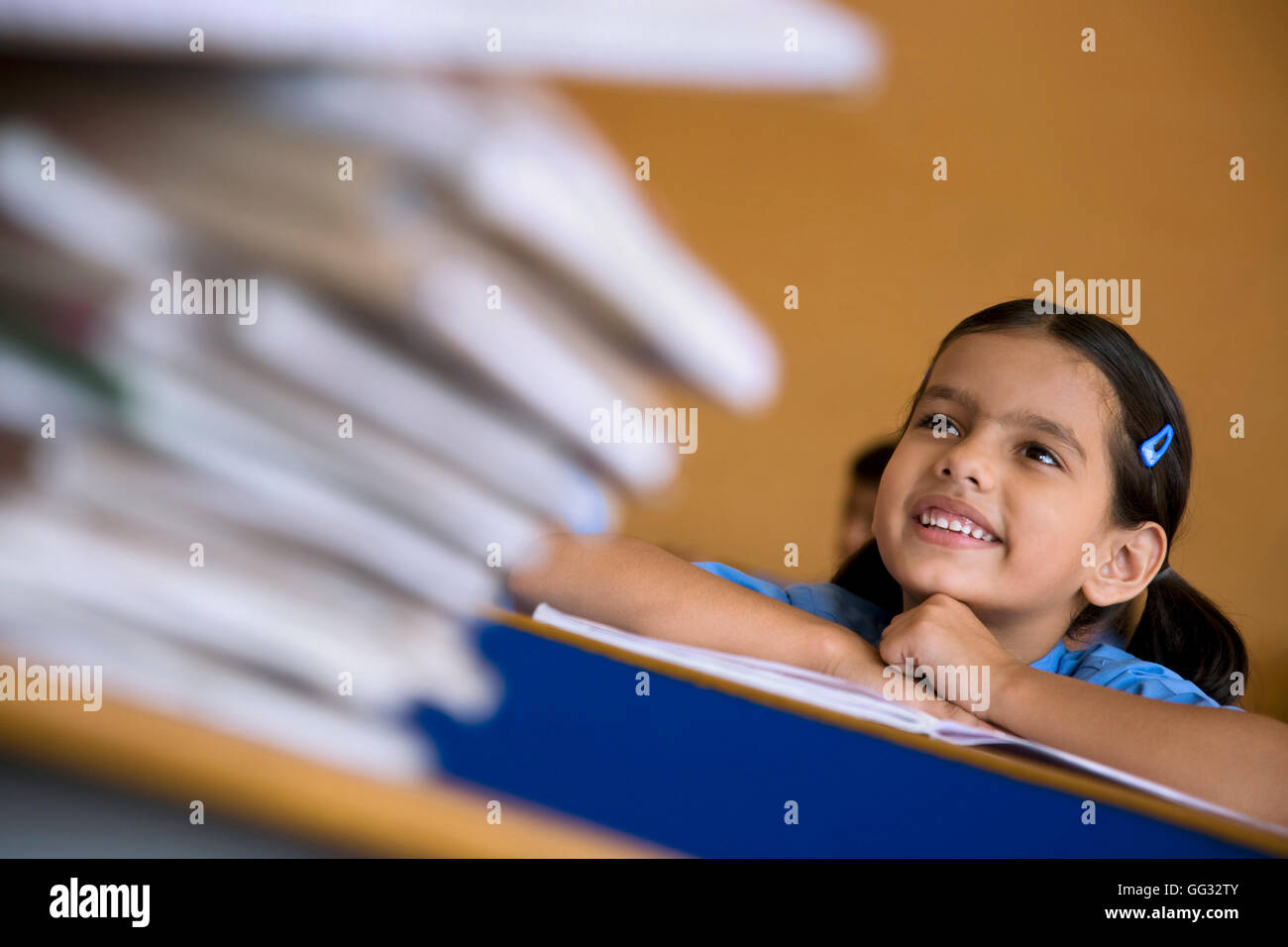 Fille de l'école à son bureau Banque D'Images