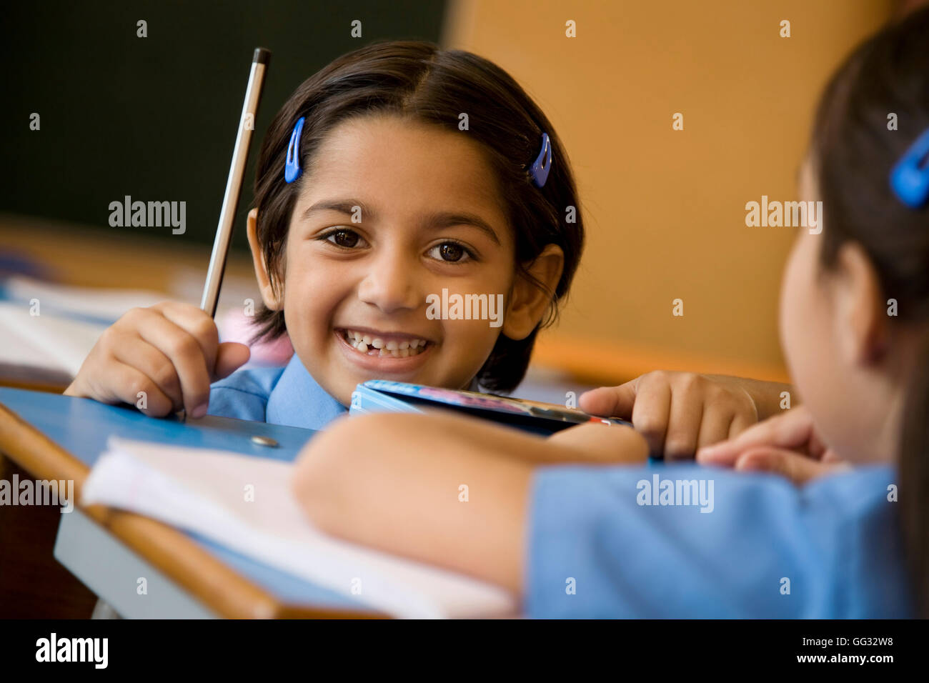 Fille de l'école à son bureau Banque D'Images