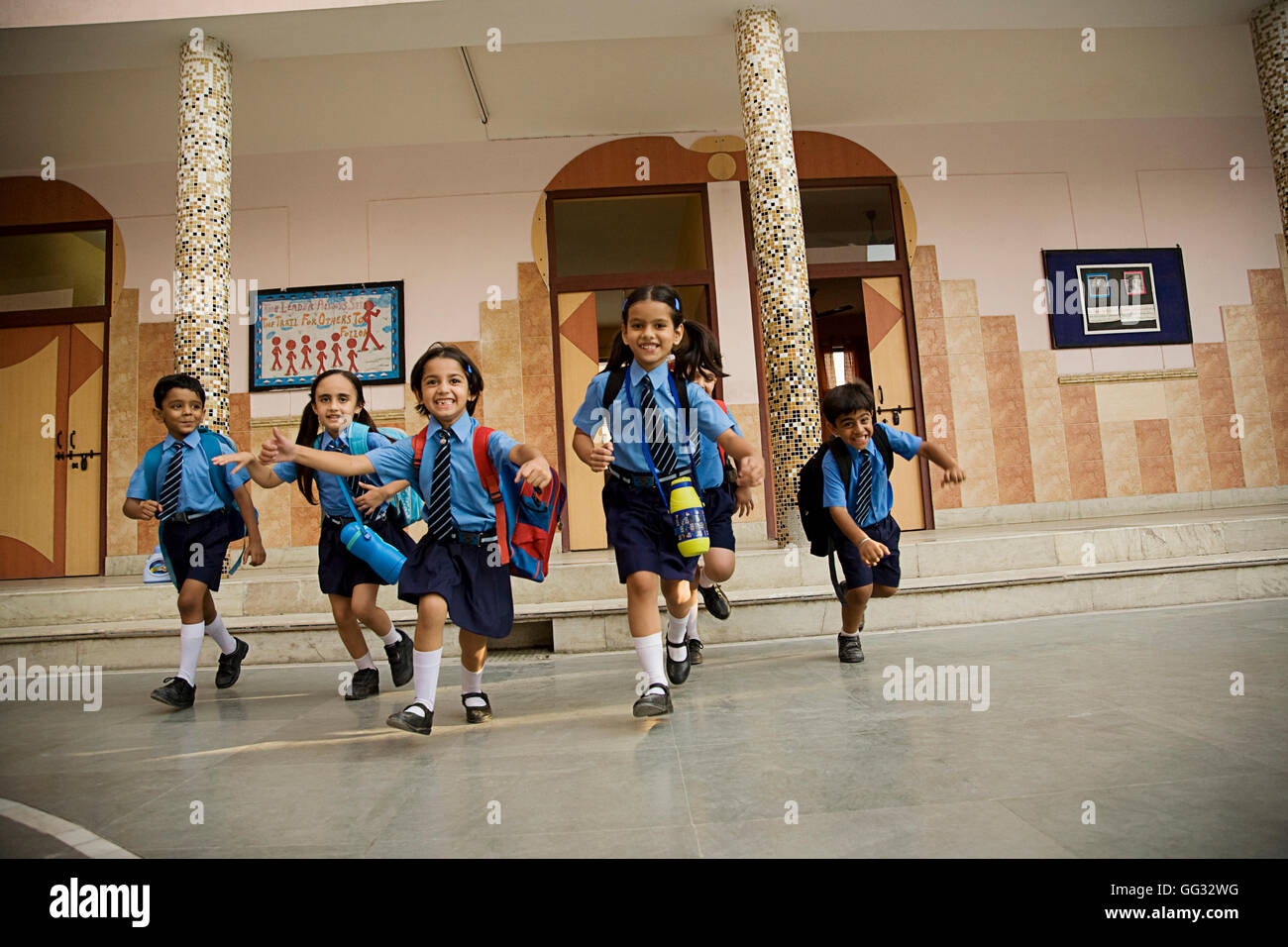 Les enfants de l'école tournant Banque D'Images