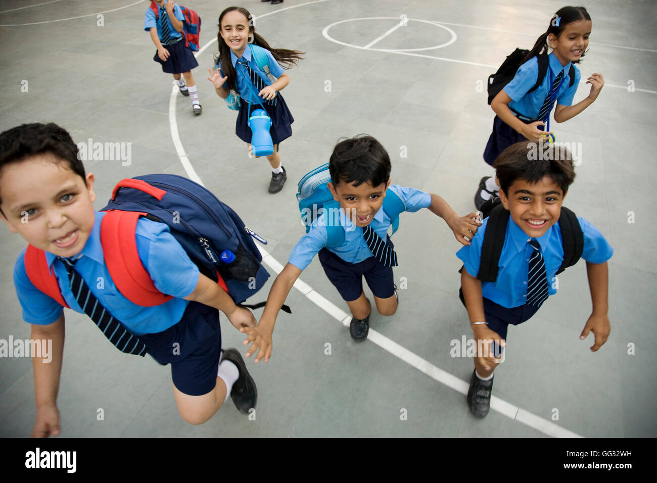 Les enfants de l'école tournant Banque D'Images