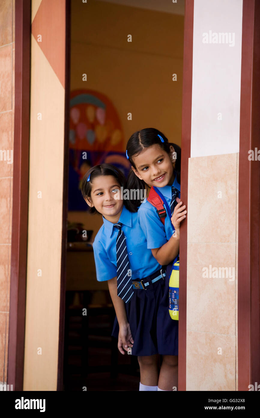 Filles de l'école de jeter de la salle de classe Banque D'Images