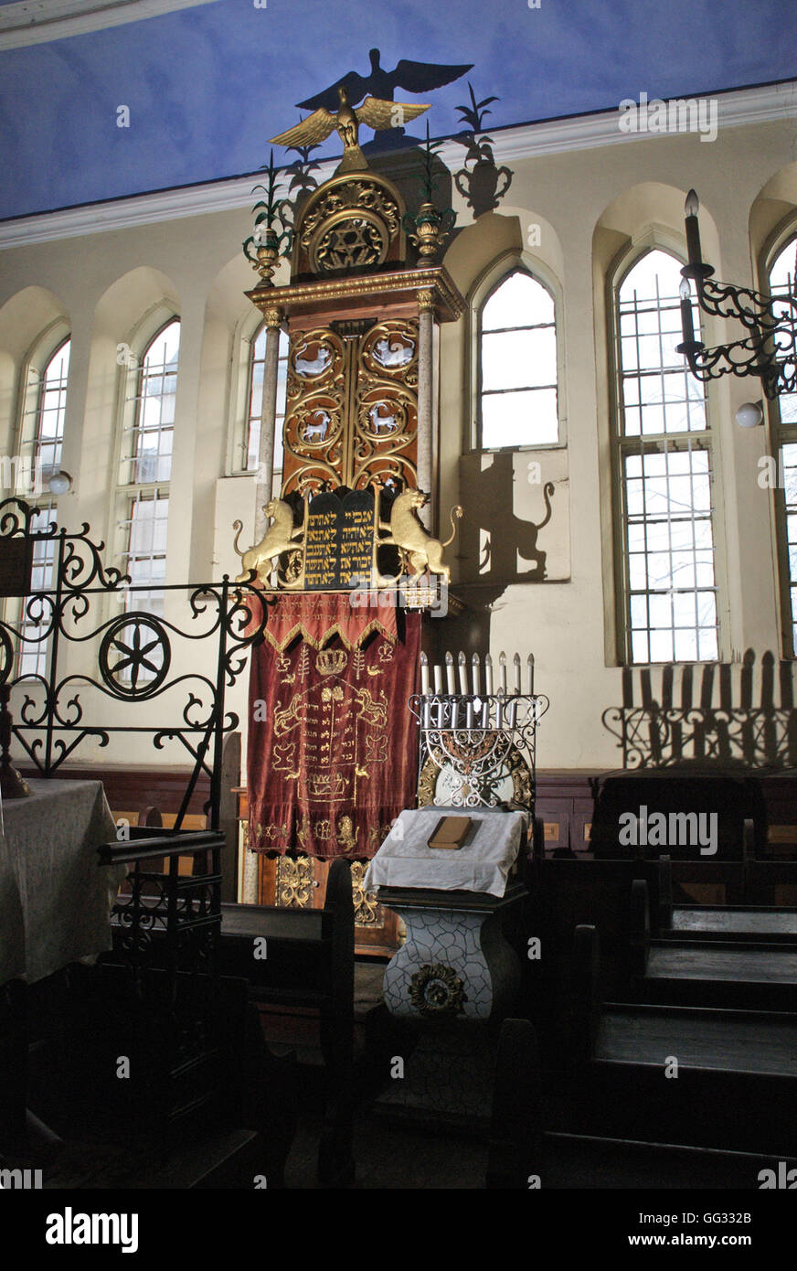 5515. La grande synagogue de Compulung Moldovese, Roumanie. En bois décoré Grande Arche. Banque D'Images