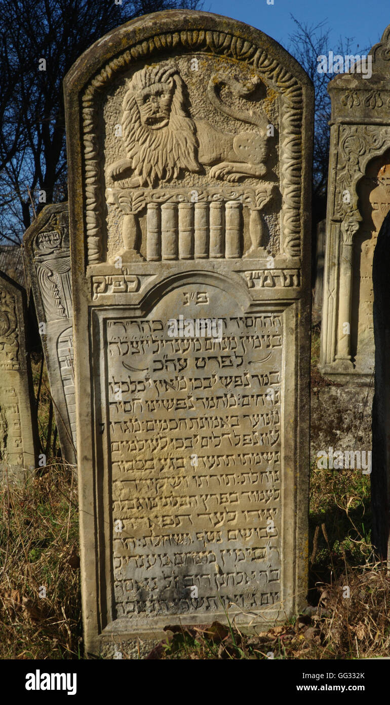 5517. Décoré de l'ancien cimetière de tombstone, 18 et 19 de rencontres C. Gura Humorulu, Roumanie Banque D'Images