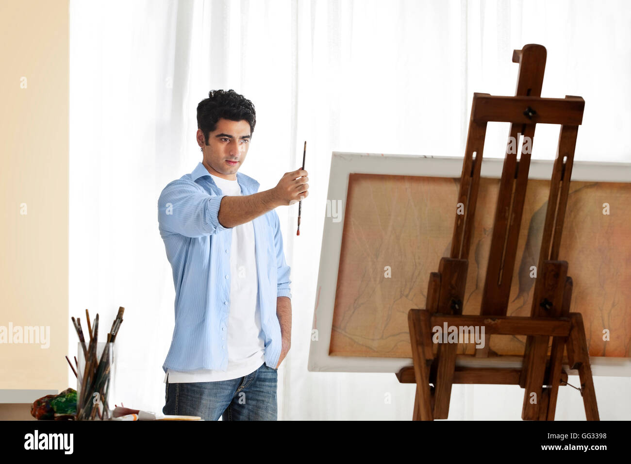 Jeune homme en peinture peintre art studio Banque D'Images