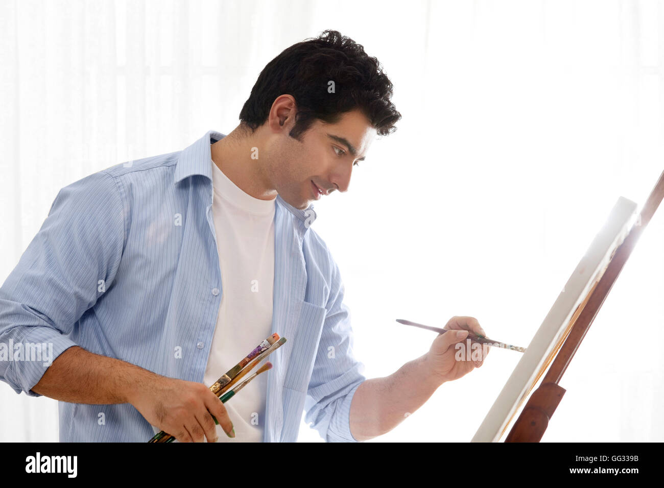 Homme heureux en peinture peintre art studio Banque D'Images