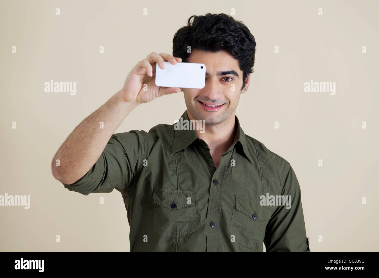 L'homme prendre un cliché sur fond de couleur Banque D'Images