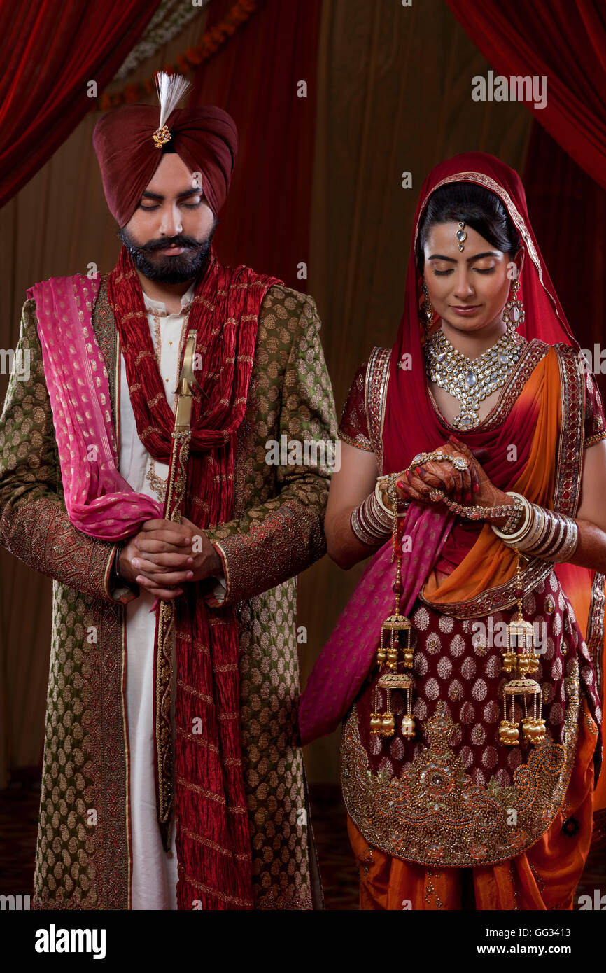 Jeune couple en vêtements traditionnels indiens Banque D'Images