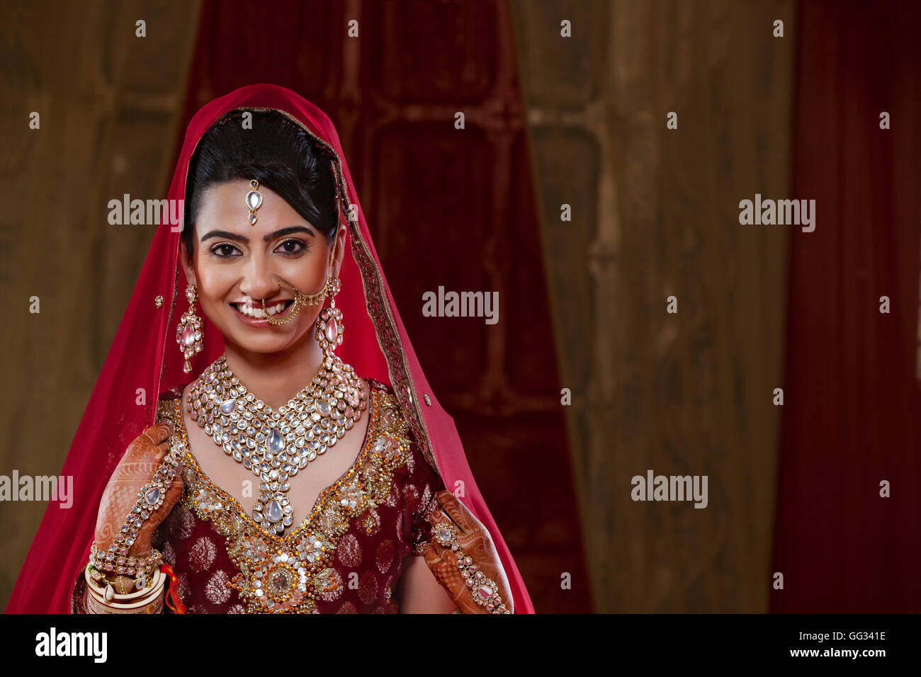Portrait d'une Indienne mariée en vêtements traditionnels et bijoux Banque D'Images