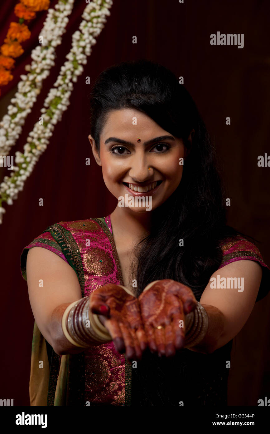 Portrait of smiling young Indian promise en montrant son tatouage au henné Banque D'Images