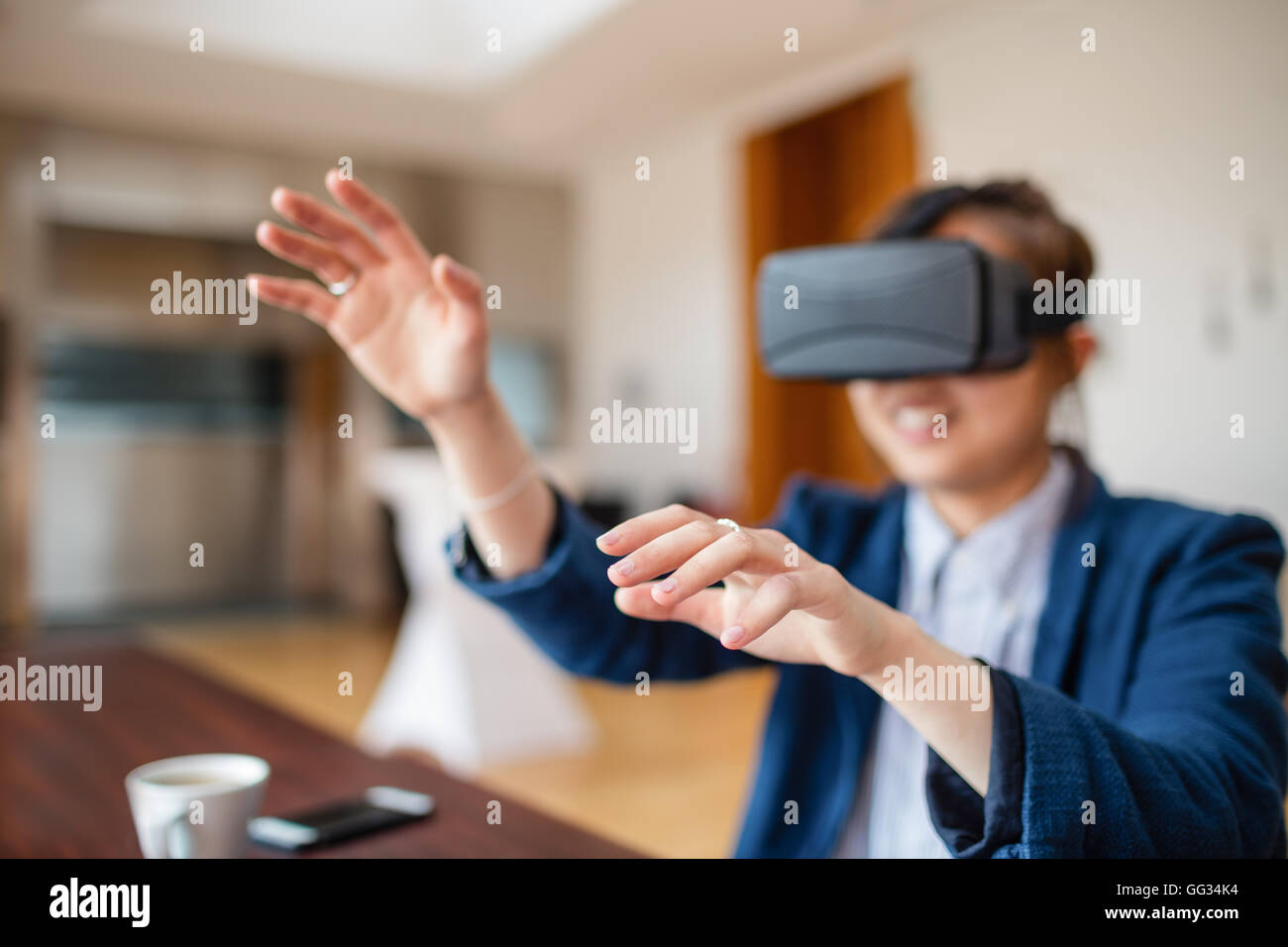Jeune femme à l'aide de lunettes de réalité virtuelle Banque D'Images